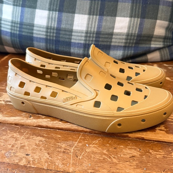 Vans - Slip on TRK in Mustard Gold M7/W8.5 main image 4